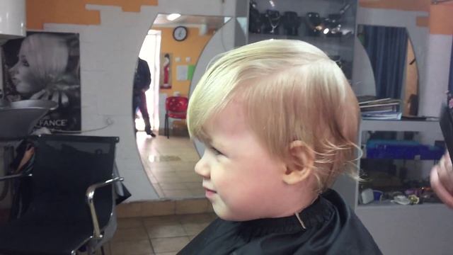Стрижка. Стрижем Марка в парикмахерской. Children haircut. Mark's First Haircut смотреть онлайн