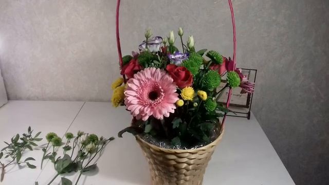 Букет из роз, хризантем и гербер в корзине. Цветы в подарок своими руками. смотреть онлайн