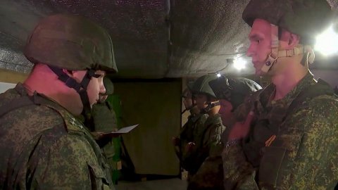 Награждены военнослужащие, отразившие террористическую атаку со стороны киевского режима