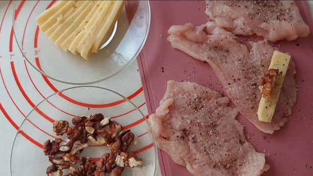 На праздничный стол ?КУРИНЫЕ РУЛЕТИКИ с сыром и грецкими орехами. Безумно вкусно!!! ??????