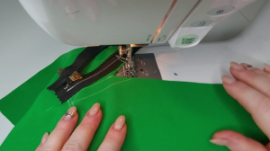 Совместила V-горловину, молнию и кружево (причем молния переходит в планку). Интересное решение