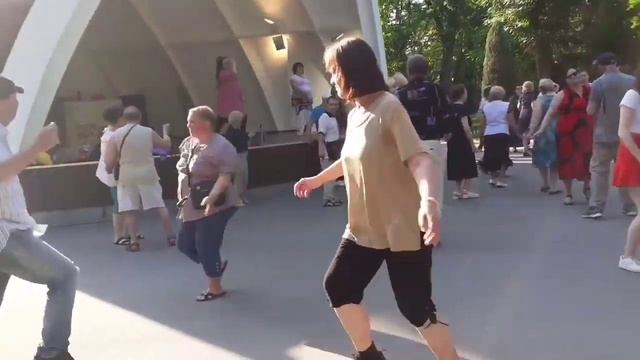ПОЛЕВЫЕ ЦВЕТЫ СОБЕРУ БУКЕТ! ТАНЦЫ В ПАРКЕ ГОРЬКОГО ХАРЬКОВ смотреть онлайн