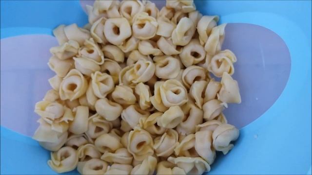 Удивите гостей вкусным салатом с пельменями! Просто и эффектно: тортелини-салат/Tortellinisalat смотреть онлайн