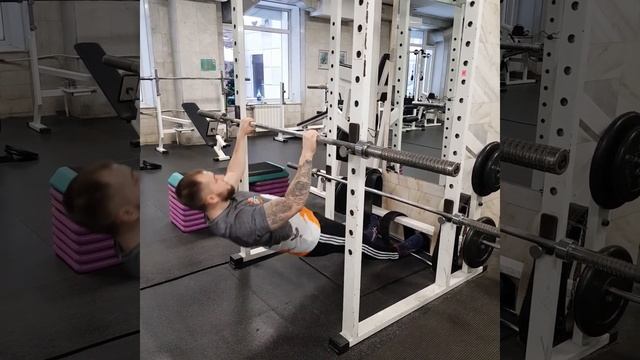 Упражнения для укрпеления плеч - подтягивания на низкой перекладине смотреть онлайн