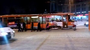 Пермь. Толкание трамвая пассажирами.