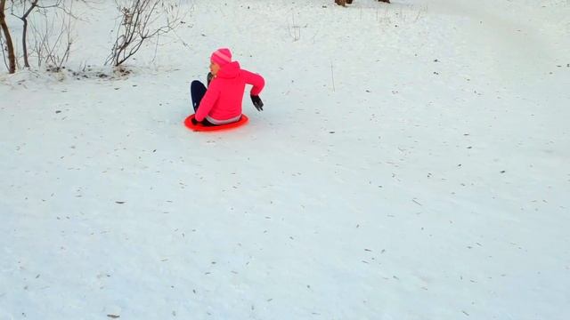 Супер Фил с папой не поделили ледянку! Детская снежная горка! Распаковка новой ледянки с тормозами смотреть онлайн