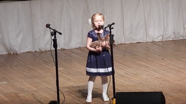 Варя Прохорова.Стихи о войне"Девочка с мишкой" смотреть онлайн