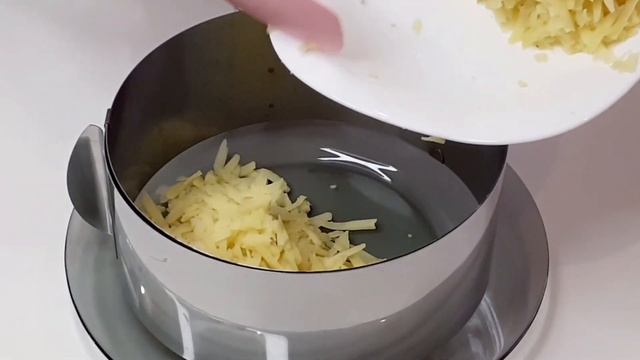 Всего ЧЕТЫРЕ простых ингредиента! Нежный и Воздушный СЛОЕНЫЙ САЛАТ С КРАБОВЫМИ ПАЛОЧКАМИ.