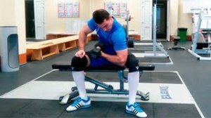 Сгибание руки сидя через колено: техника выполнения