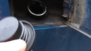 почему пахнет в салоне бензином ваз и как  за 3 руб  решить эту проблему