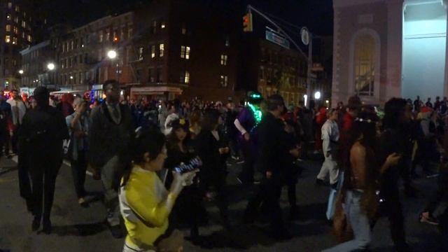 Нью-Йорк 2021: самый крупный Хэллоуин парад в МИРЕ! Halloween 2021 NYC!! смотреть онлайн