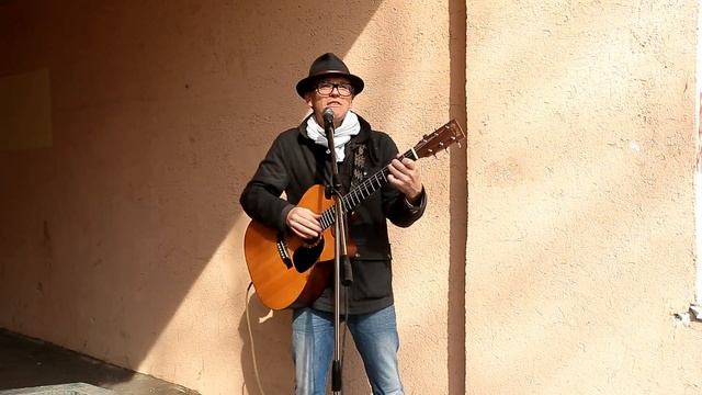 Профессиональный уличный музыкант поющий под гитару на английском Tears in heaven смотреть онлайн
