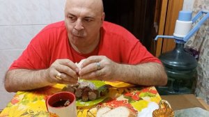 Мукбанг. Вечерний перекус. Домашняя колбаса, хлеб и чай, а ещё аджика. Я как гость из вчера.