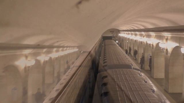 Метропоезд 81-717/714 (ЛВЗ) (Номерной) №411 (4 линия!). Станция метро Технологический институт I смотреть онлайн