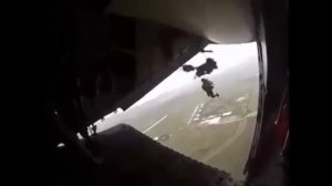 Экслюзив Парашют десантника зацепился за самалет