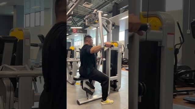 Обратные разводки в тренажёре одной рукой смотреть онлайн