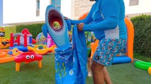 Диана и Рома делают мини-аквапарк для малыша Оливера