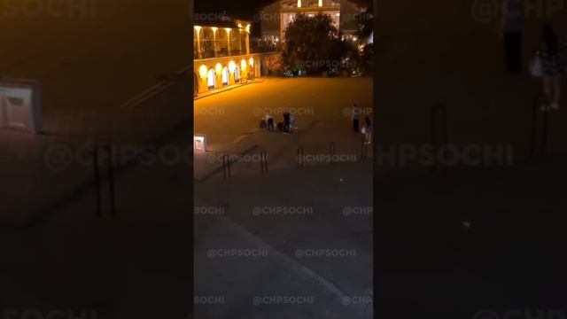 ⚡️В центре Сочи пapeнь жecmko uзбuл дeвyшкy! ?