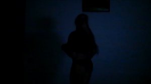 Девушка танцует в темноте