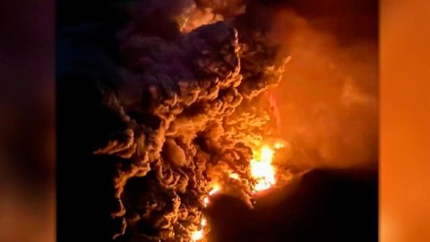 Извержение вулкана в Индонезии может вызвать цунами