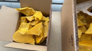 Блин из пчелиного воска разбиваем. Делаем свечи. Свечи из пчелиного воска.