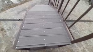 Крыльцо пандус к дому из ДПК на металлокаркасе