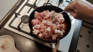 Жареная свиная грудинка с картошкой