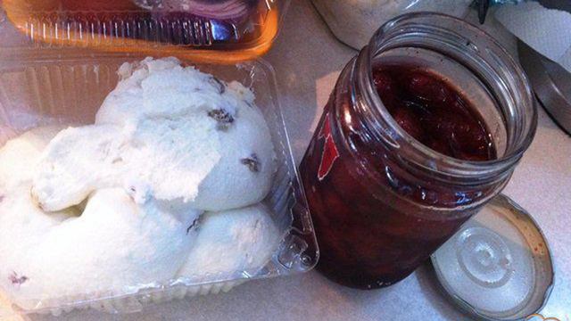 Слоеные треугольнички с творогом и клубникой