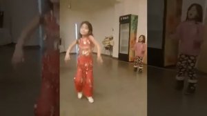 Маленькая девочка танцует красиво