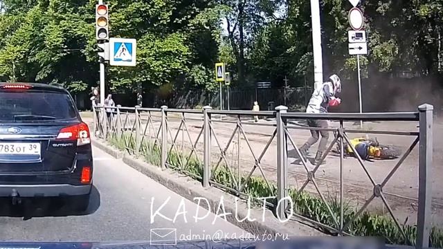 Падение с трамвая на проспекте Победы в Калининграде. 17.06.22 смотреть онлайн