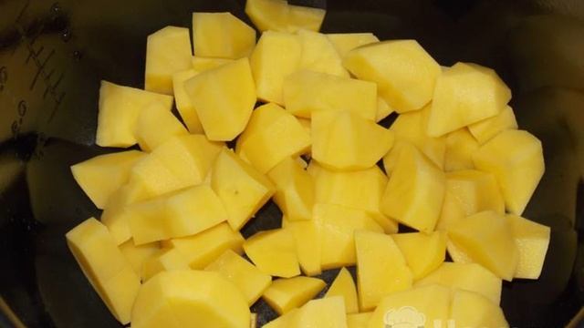 Картофель тушеный с луком и морковью в мультиварке