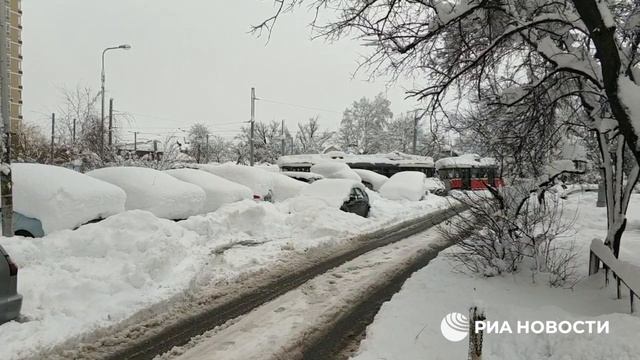 Село качки занесенное снегом. Снегопад в Краснодаре. Много снега в Краснодаре. Дом занесло снегом. Занесённый снегом городской двор.