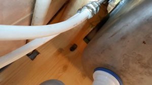 Металлопластик вместо шлангов на смеситель.Plastic instead of hoses on the mixer.