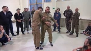 Как освободиться от захвата за шею спереди