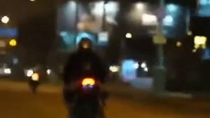 Девушки хотят познакомиться с Байкерами, мотоцик