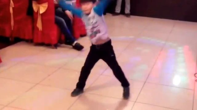 Малыш танцует брек данс 6 лет