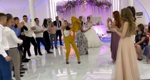 Друг жениха на свадьбе устроил танцевальный сюрприз и порвал гостей на свадьбе