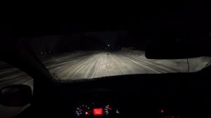 Ночью по заснеженной трассе