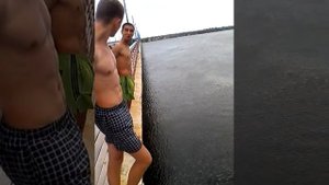 Каланчакские парни прыгают с моста