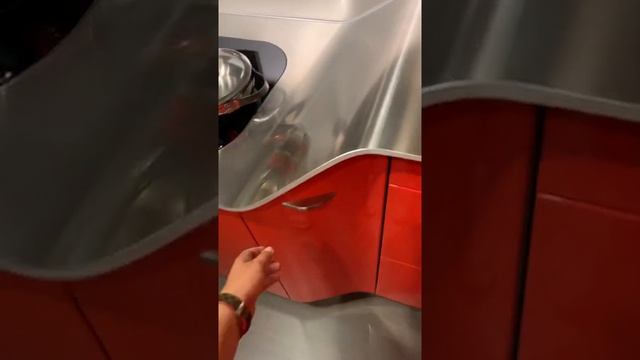 Необычная красная кухня Snaidero цвет “Rosso Ferrari”. Red kitchen Snaidero color “red Ferrari”