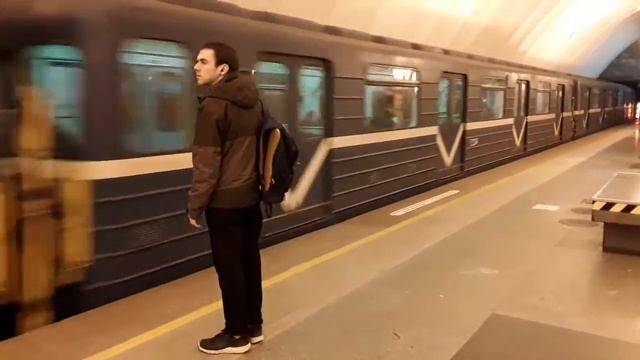 Вагон приехал прямоугольный салон зелёный