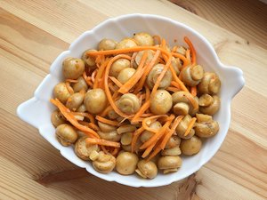 Маринованные шампиньоны с корейской морковкой! Супер закуска на праздничный стол!