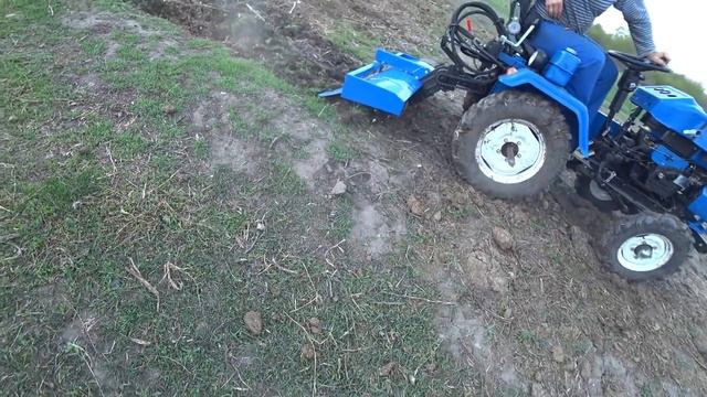 ФРЕЗА к минитрактору / Готовим землю под огород / Семья в деревне смотреть онлайн