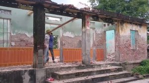 Опасное разрушение старых домов вручную