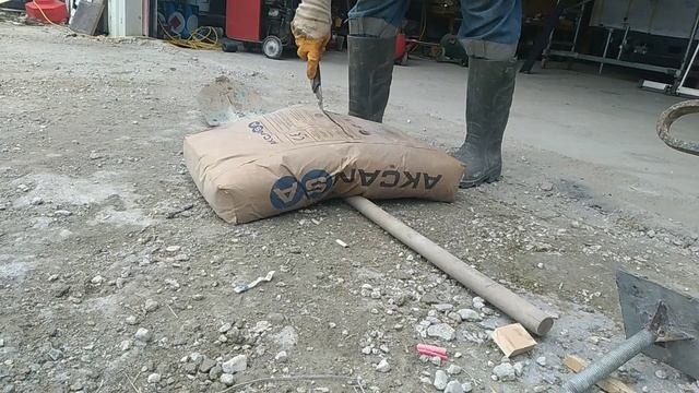 Как разрезать 50 килограммовый мешок с цементом,чтобы было удобно кидать в бетономешалку смотреть онлайн