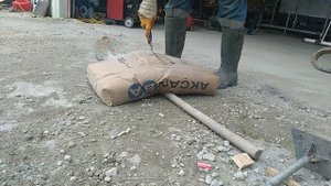 Как разрезать 50 килограммовый мешок с цементом,чтобы было удобно кидать в бетономешалку