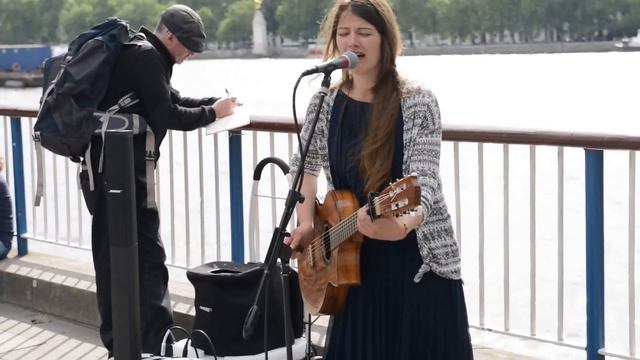 Ne me quitte pas (French Guitar Song) Susana Silva - Street performers live Music Video смотреть онлайн