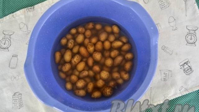 Молодой мелкий картофель, запеченный в духовке