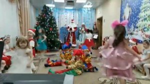 Танец куколок и петрушек (старшая группа)