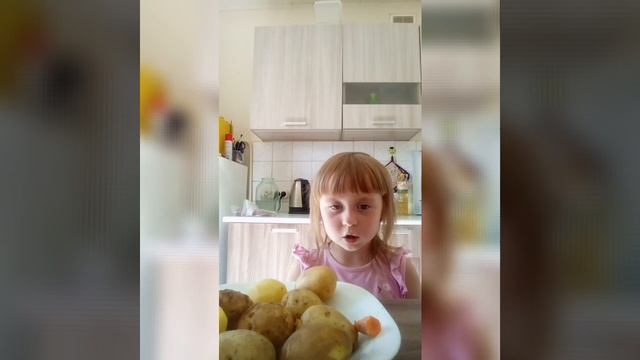 Алёнушка, мамина помощница. Помогает готовить маме суп мой минишеф смотреть онлайн